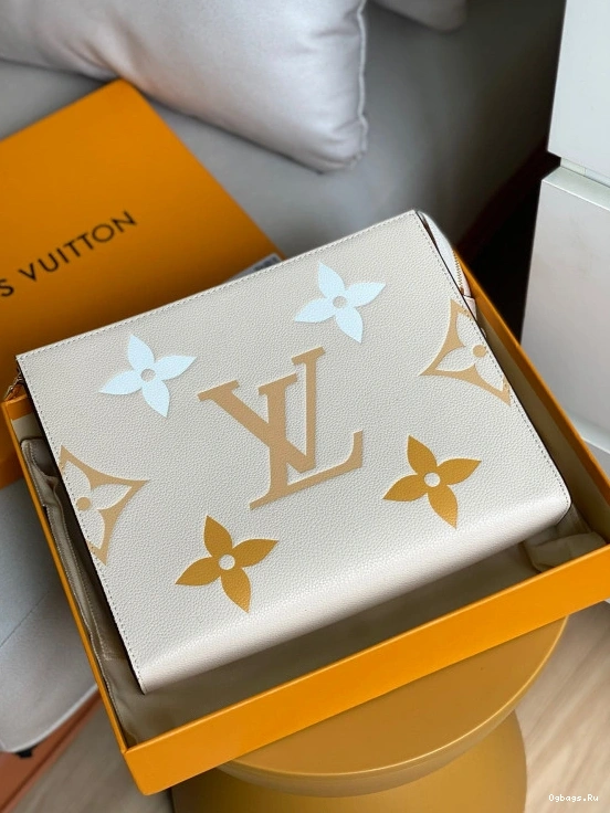 VUITTON LOUIS TOILETRY POUCH 26 0520